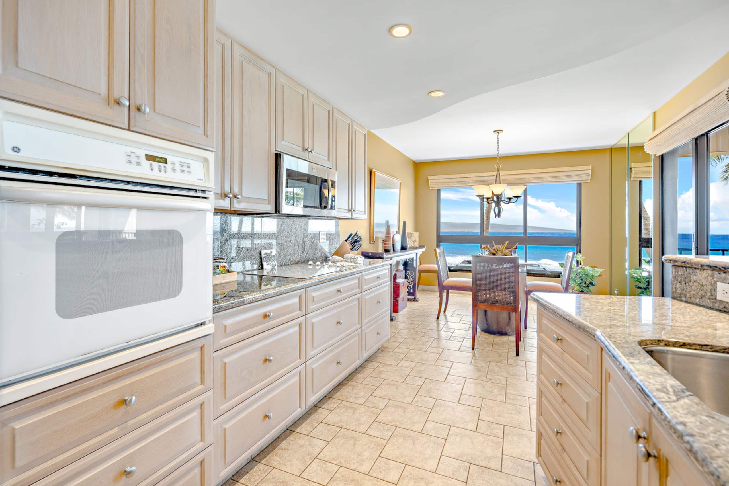 Condo in Lahaina · ★5.0 · 2 bedrooms · 3 beds · 2 baths - Image 11