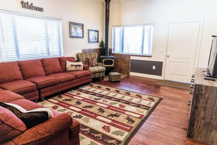 Spacious & Cozy Cabin – Go-karts, Golf & Fishing - Pinetop-Lakeside, AZ