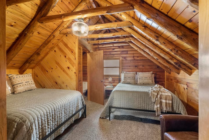 Camera per gli ospiti al piano superiore con due letti matrimoniali e bagno di servizio annesso