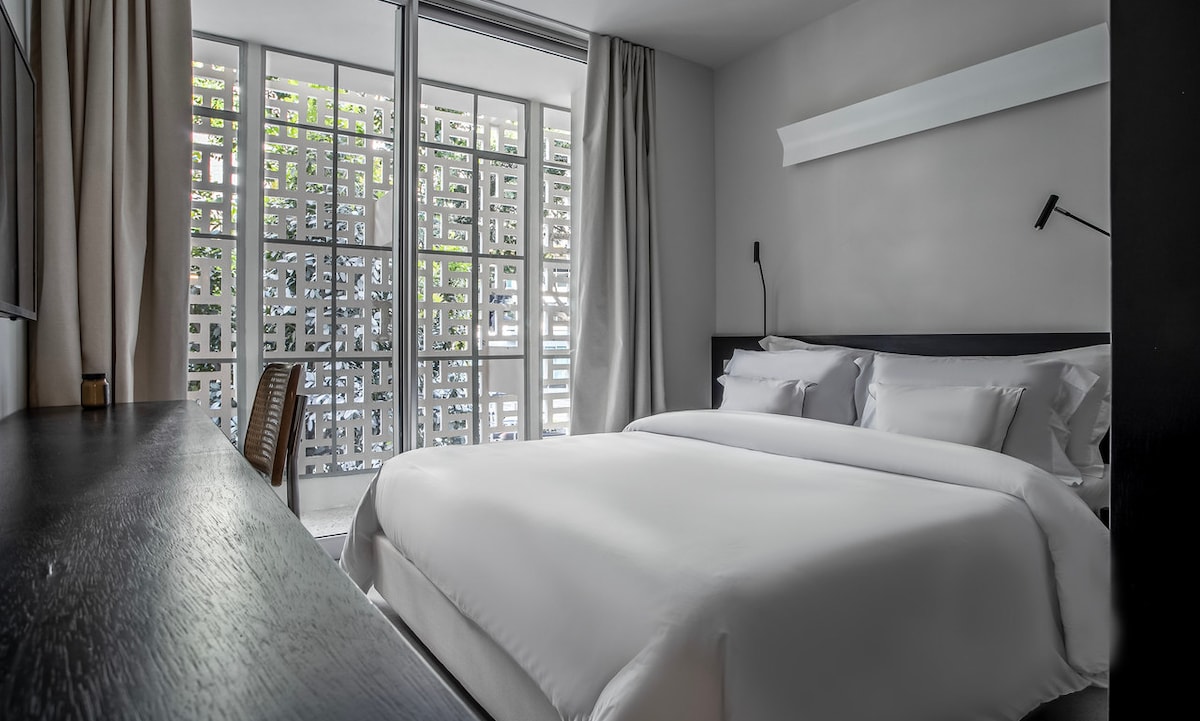 Брачен кревет (широк 150-179 см)