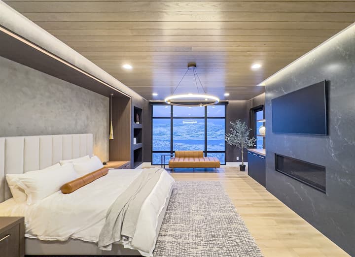 Hoofdslaapkamer met prachtig uitzicht op het meer en de vallei. 