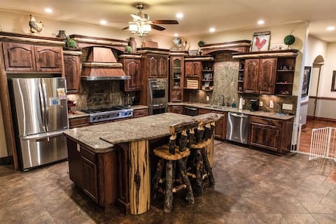 Ultimate Family Escape – MOVIE Theater & Game Room