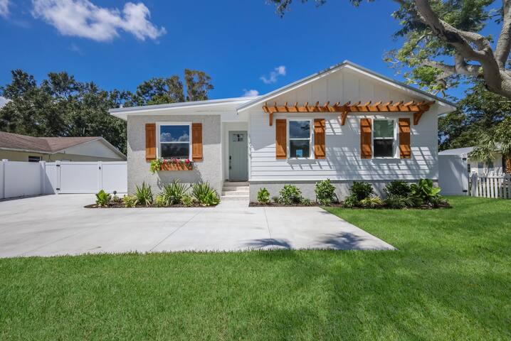 *New Home* - Heated Pool, Fire Pit, Outdoor Dining