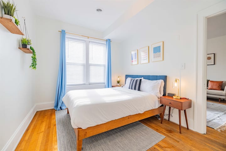 "Looks just like the photos. The host was very helpful and responsive." - Amanda, 5 Star Review