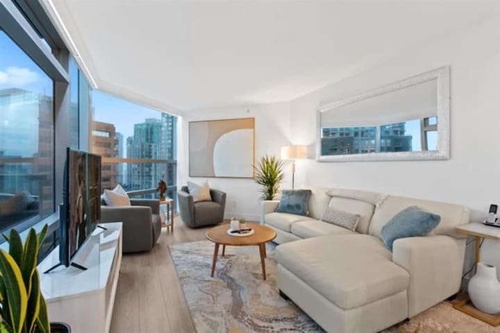 Executive Downtown Suite with Great City Views