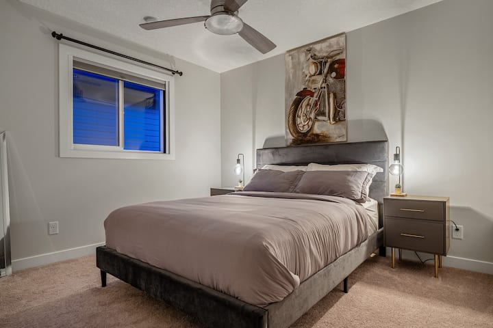 ห้องนอนที่อบอุ่นสวยงามพร้อมที่นอนควีนไซส์คุณภาพดีผ้านวมและชุดผ้าเช็ดตัวครบชุด