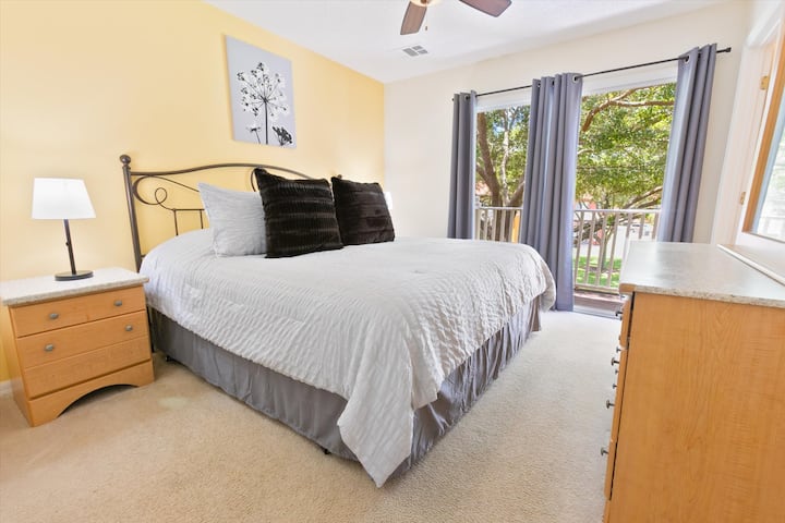 غرفة النوم الرئيسية 1 في الطابق العلوي
حمام ملحق
يحتوي على شرفة