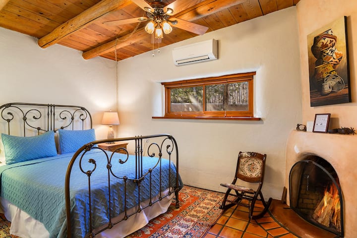 Segundo dormitorio con cama tamaño queen y chimenea