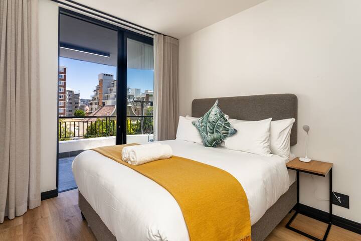 Sea Point Lux 2 Bedroom Apartment with Parking gallery image 3