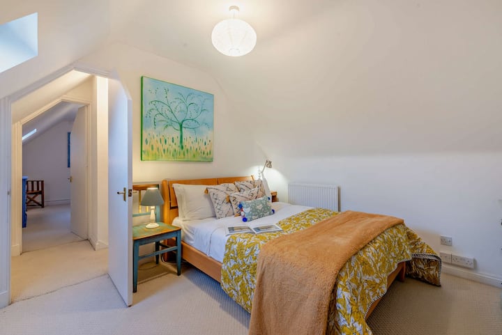 Myrtle House Bedroom 4 - StayCotswold