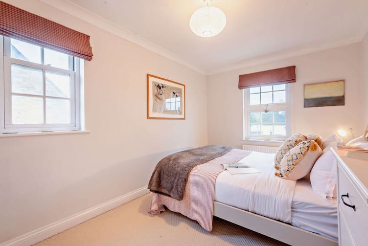 Myrtle House Bedroom 2 - StayCotswold