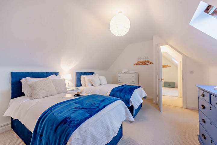 Myrtle House Bedroom 3 - StayCotswold