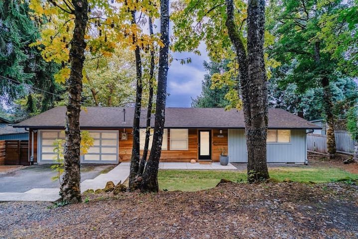 Hazel Haus: secluded SW PDX home with hot tub