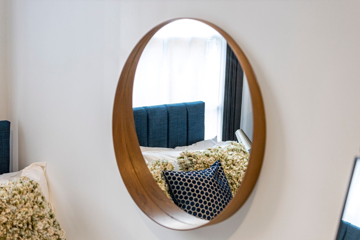 - Pasqyra e rrumbullakët e murit shton stilin mbi shtrojat e buta të krevatit  
- Detajet reflektuese përmirësojnë dizajnin modern të dhomës së gjumit  
- Theks dekorativ i përsosur për rehatinë e vizitorëve në Airbnb