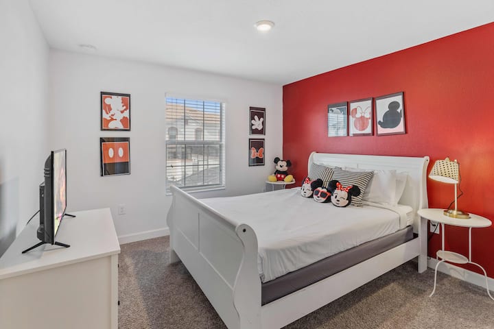 Ervaar de magie van Disney met onze Mickey-thema kamer, compleet met gezellig tweepersoonsbed. - Prachtige kledingkast met voldoende ruimte - Geniet van de beschikbaarheid van Smart Tv en Netflix - Geniet van een betoverend uitzicht vanuit de ramen van de kamer