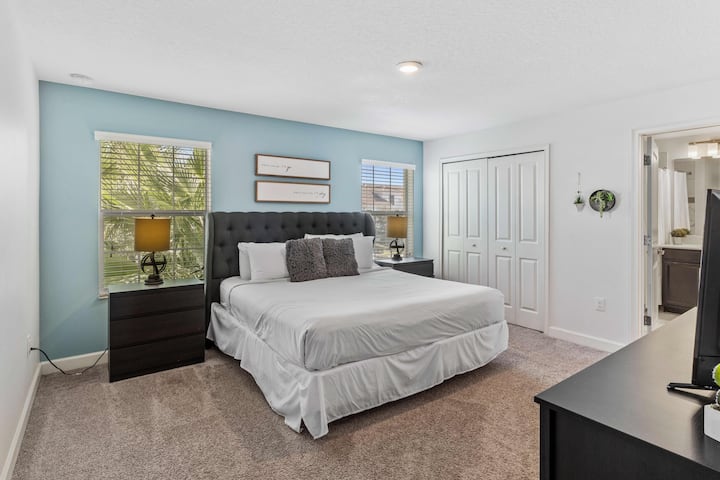 Luxe slaapkamer van het appartement in Davenport - Comfortabel tweepersoonsbed - Elegant ontworpen kamer - Mooie geschilderde muren met decoratie - Majestueuze tafellampen - Nette en schoon beddengoed - Grote ramen met prachtig uitzicht - TV en Netflix beschikbaar