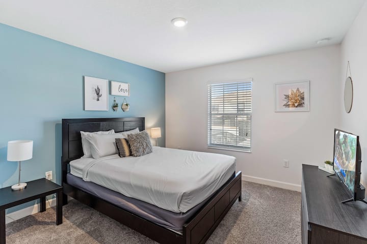 Panoramische slaapkamer van het appartement in Davenport - Comfortabel tweepersoonsbed - Elegant ontworpen kamer - Mooie geschilderde muren met decoratie - Majestueuze tafellampen - Nette en schoon beddengoed - Grote ramen met prachtig uitzicht - TV en Netflix beschikbaar