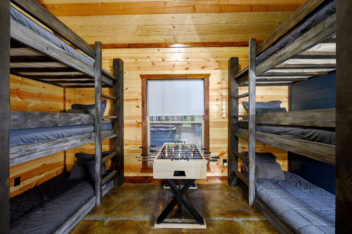 Нашите кревети на спрат се совршено место за тврдини со перници и тајни клупски состаноци.