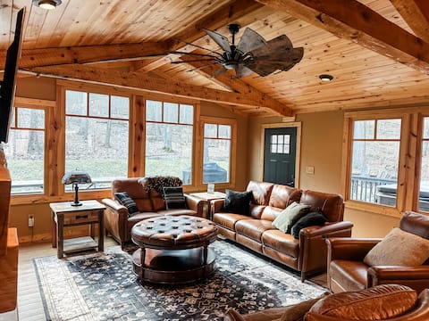 22 Acres • Trails • Hot Tub • Fire Pit• sleeps 12