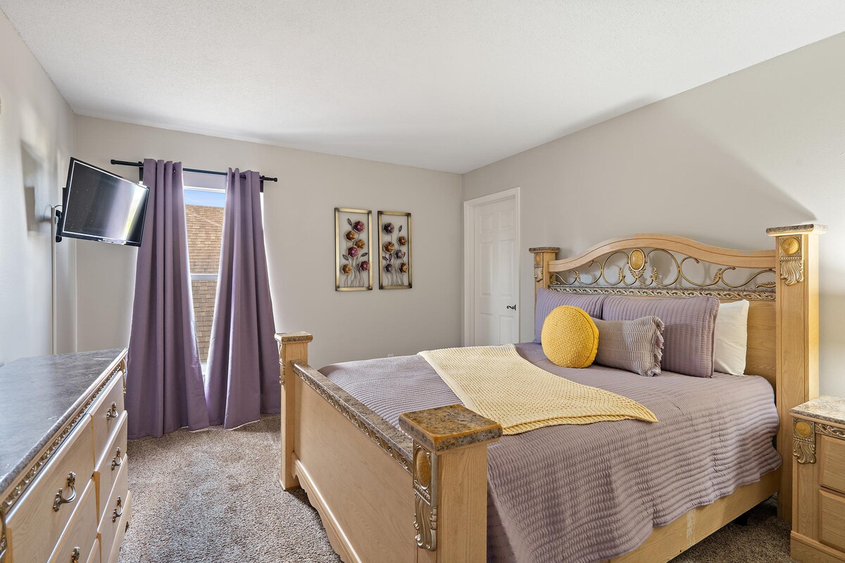 Spálňa s manželskou posteľou 4 na poschodí 32-palcový televízor Roku