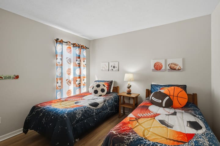 Dos camas individuales de dormitorio 6 en la planta superior. Baño compartido.