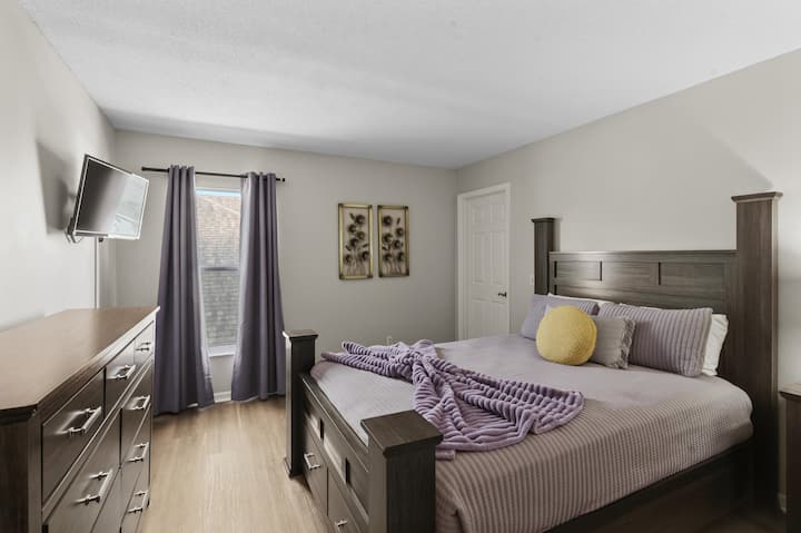 Dormitorio queen 4 en la planta superior de 32pulgadas Roku TV