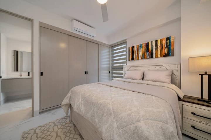 Jizamishe katika eneo la starehe na faragha katika chumba hiki ambapo rangi nyepesi huunda mazingira mazuri. Furahia ukaaji usio na kifani katika sehemu hii nzuri ya mapumziko.