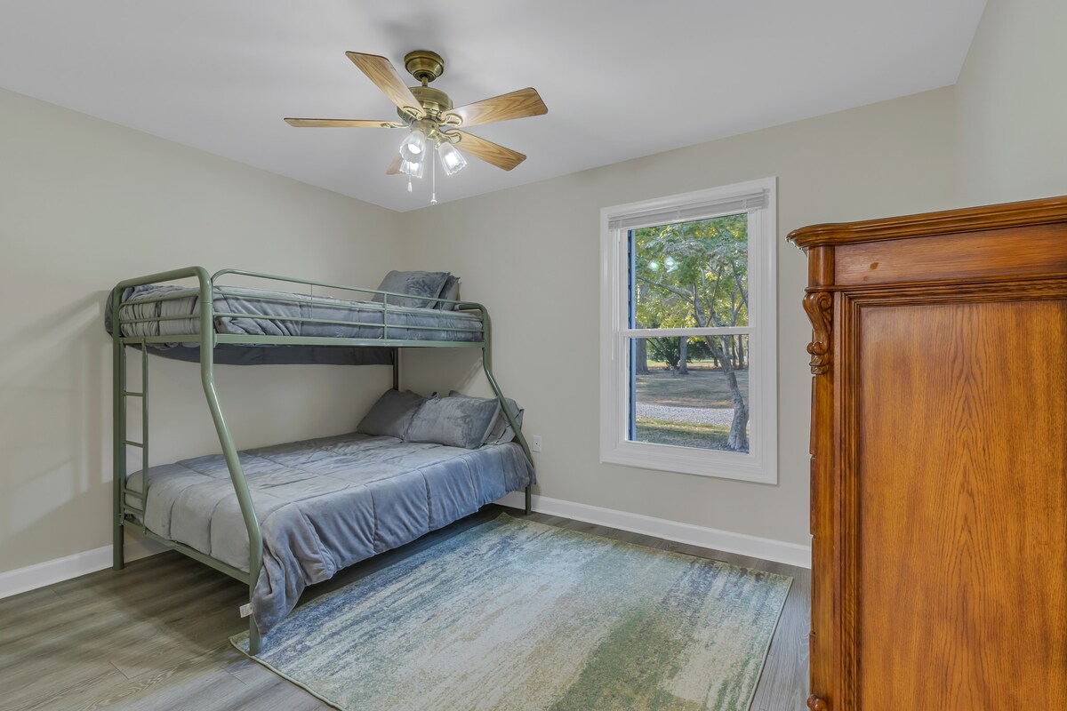 Couchette complète/double avec vue sur la cour avant.