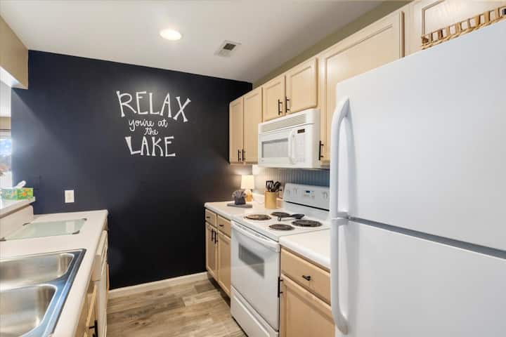 Panoramic Lake View Condo W/ Pool - Osage Beach, MO