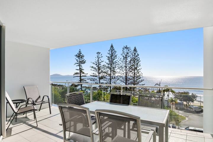 Sirocco 404 luxurious 3 bedroom oceanfront unit gallery image 3