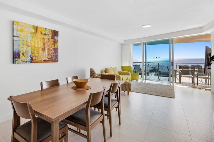 Sirocco 404 luxurious 3 bedroom oceanfront unit gallery image 2