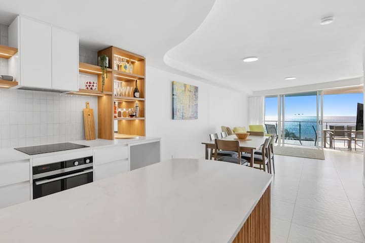 Sirocco 404 luxurious 3 bedroom oceanfront unit