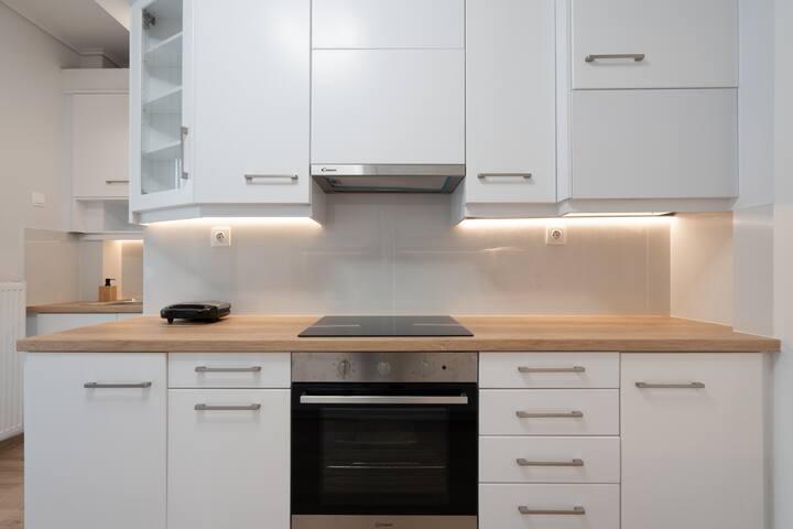 “Seven Hills” Luxury Residence with Rooftop Patio gallery image 3