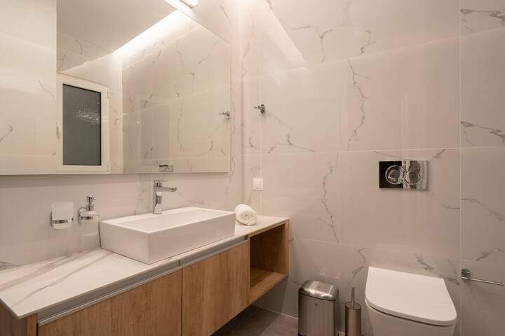 “Seven Hills” Luxury Residence with Rooftop Patio gallery image 4