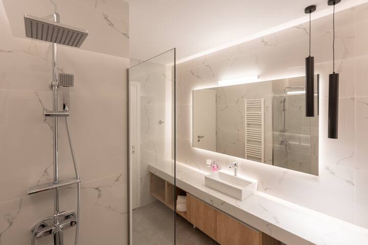 “Seven Hills” Elegant Family Apartment w/ Balcony gallery image 3