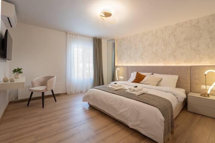 “Seven Hills” Elegant Family Apartment w/ Balcony gallery image 2