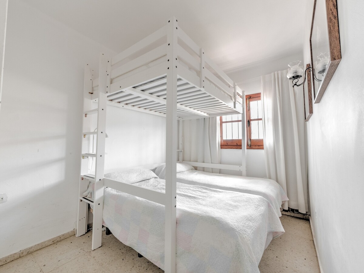 有一间宽敞的卧室，配有两张每张90x200厘米的独立床，可以轻松拼在一起形成加大双人床。 此外，卧室内还配有双人双层床（ 140x200厘米）。