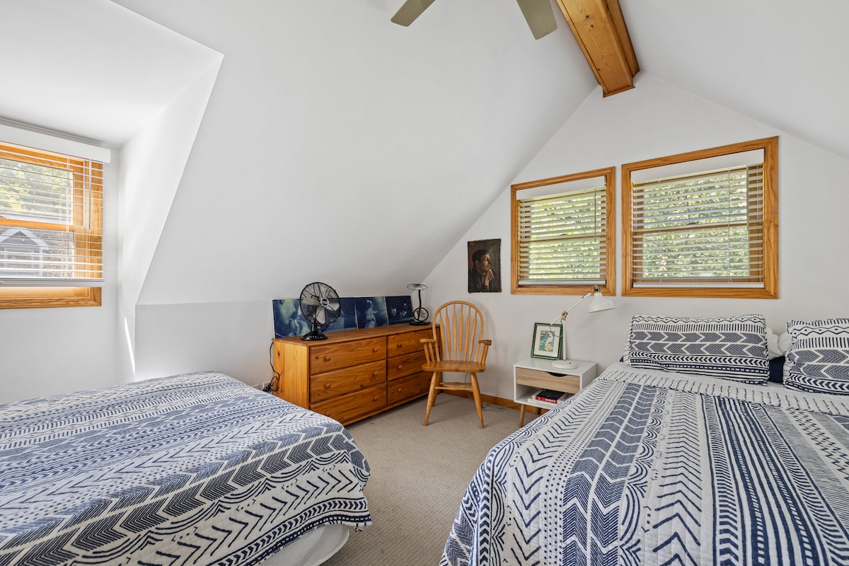 Spavaća soba 4 nalazi se na gornjem katu i ima jedan bračni krevet i jedan dvostruki krevet.