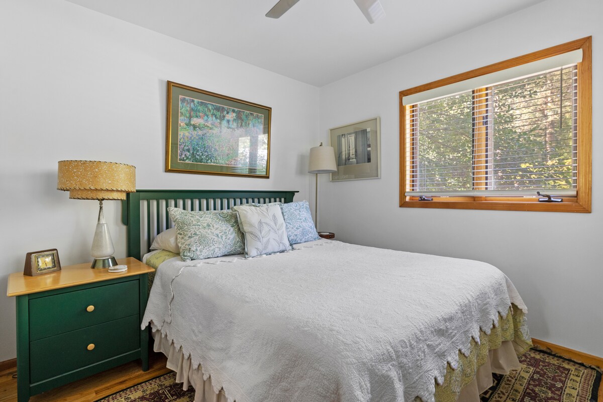 Spavaća soba 3 nalazi se na nižoj razini i ima bračni krevet.