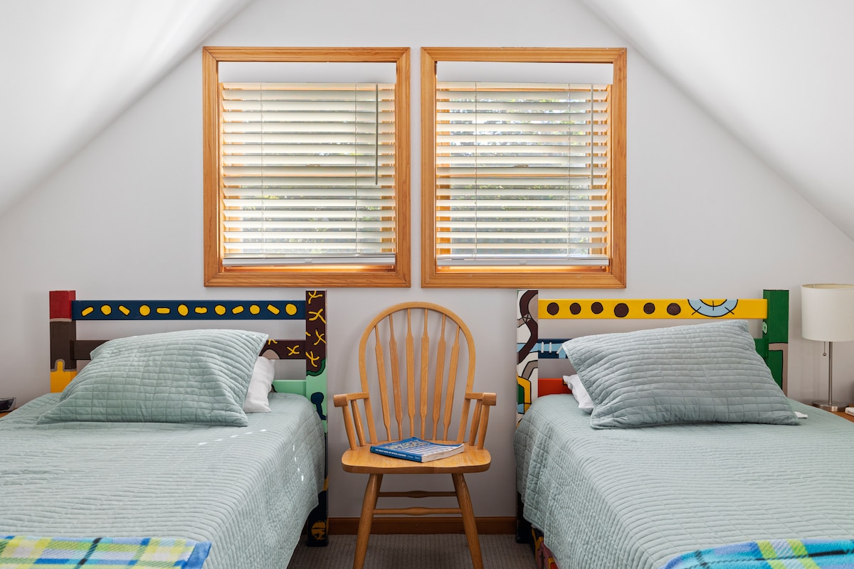 Spavaća soba 5 nalazi se na gornjem katu i ima 2 kreveta za jednu osobu.