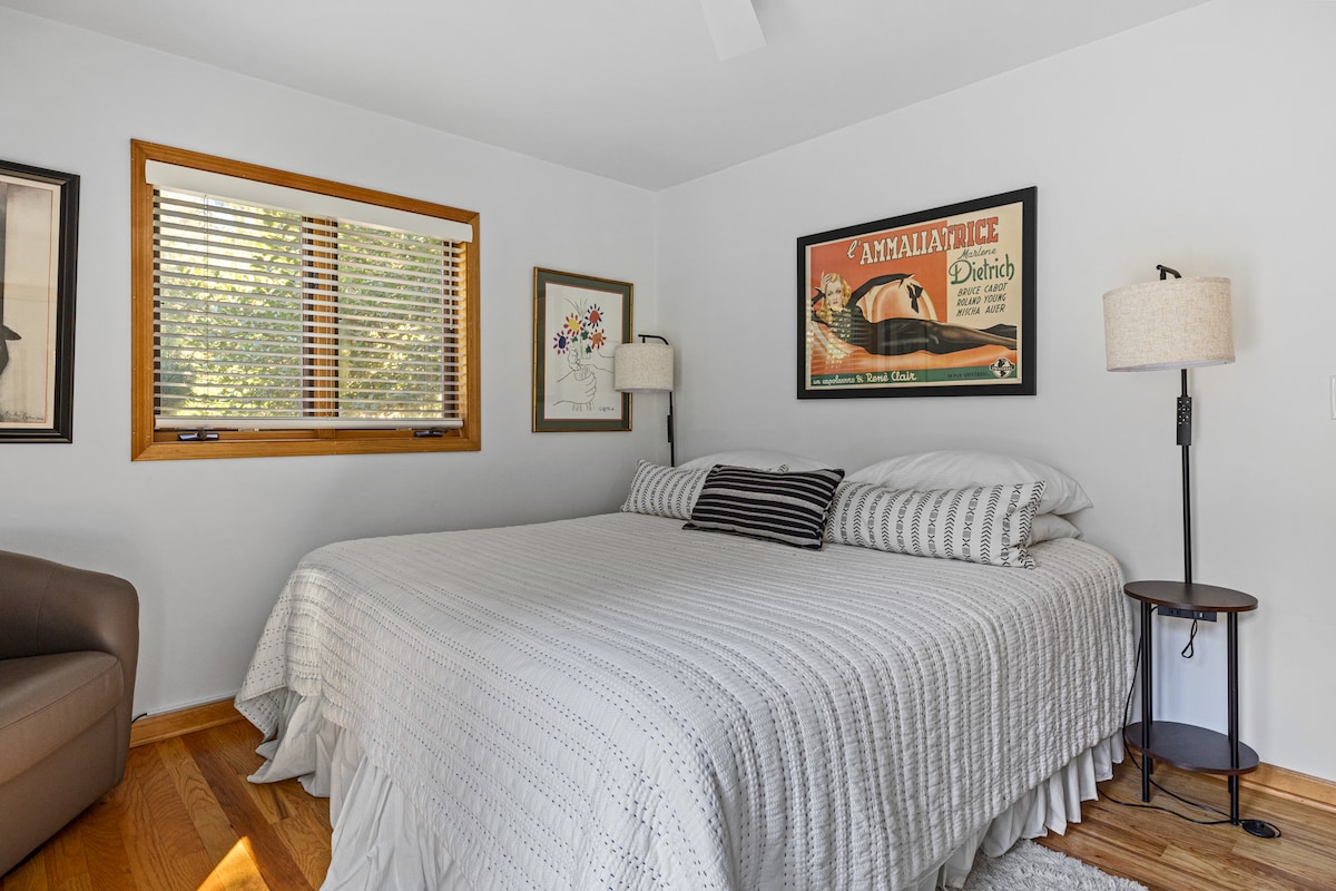 Druga spavaća soba nalazi se na nižoj razini i ima veliki bračni krevet.