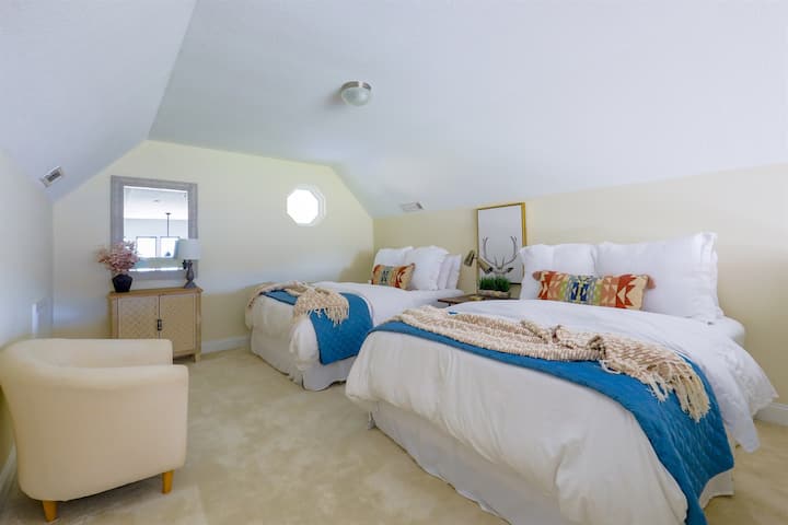 Нашето поткровје има 2 многу удобни брачни кревета и е приватно.