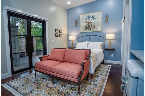 Top Airbnb: Chic Studio Guesthouse in the Heart of Downtown in Lone Star