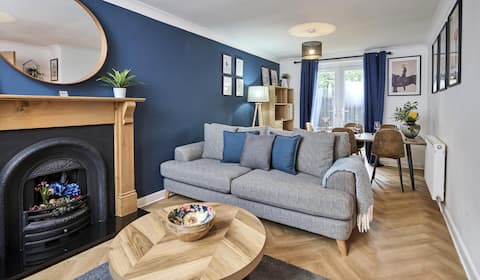 Top Airbnb: 3 Bed Home in Cheltenham Centre with Free Parking in Charlton Kings