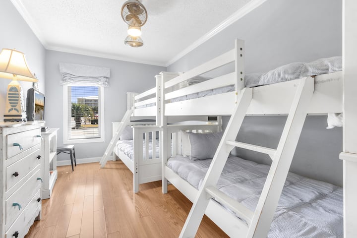 Spálňa č.3 s kapitánskou poschodovou posteľou (s oddelenými lôžkami) a dvojitou poschodovou posteľou