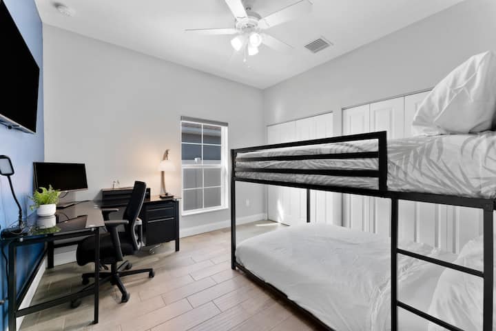 全套双层床和办公空间