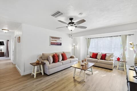 4-BD,2-BA Home Retreat, Laundry, Backyard