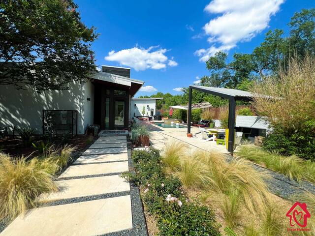 The Nest with Pool and Hot Tub – An Irvie Home gallery image 3