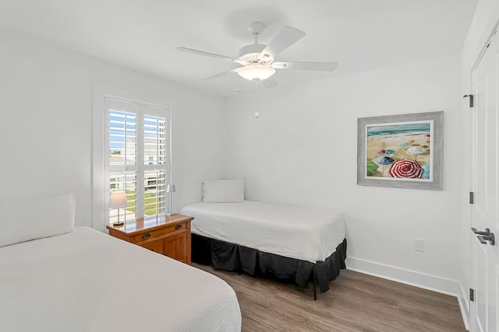 ორადგილიანი საწოლები ტუმბოებით ოთახში