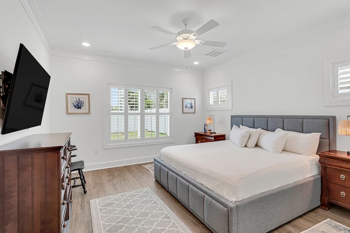 დიდი საძინებელი ტელევიზორით